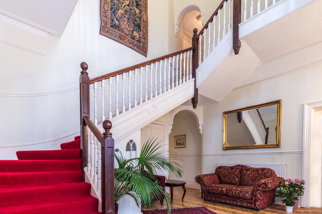Villiers Lodge Surbiton ภายนอก รูปภาพ