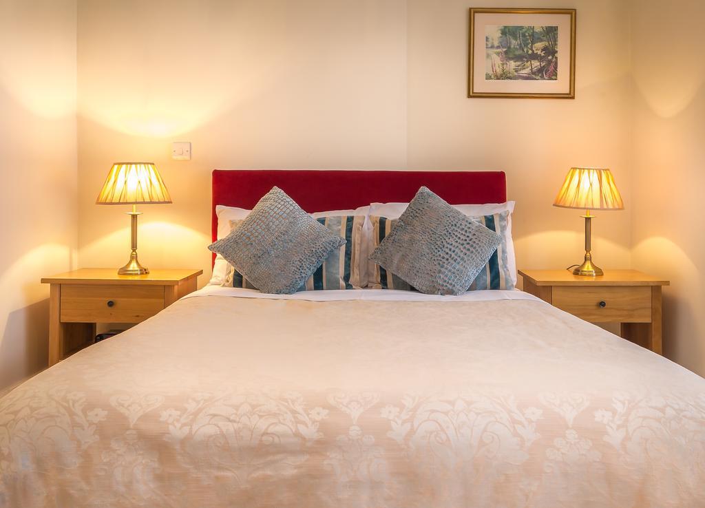 Villiers Lodge Surbiton ภายนอก รูปภาพ