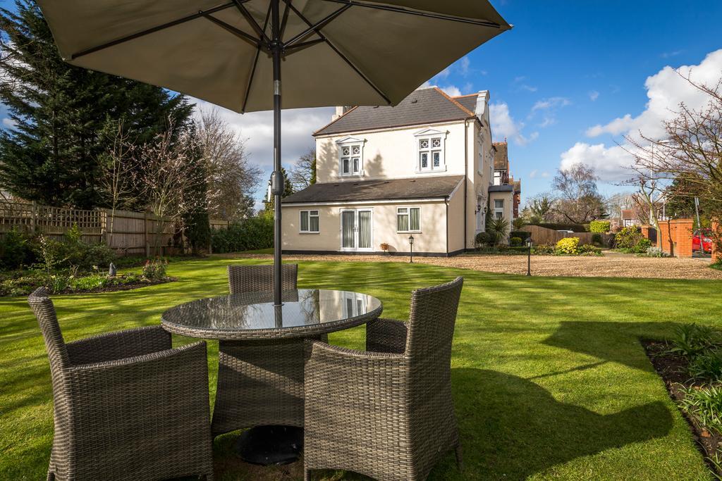 Villiers Lodge Surbiton ภายนอก รูปภาพ